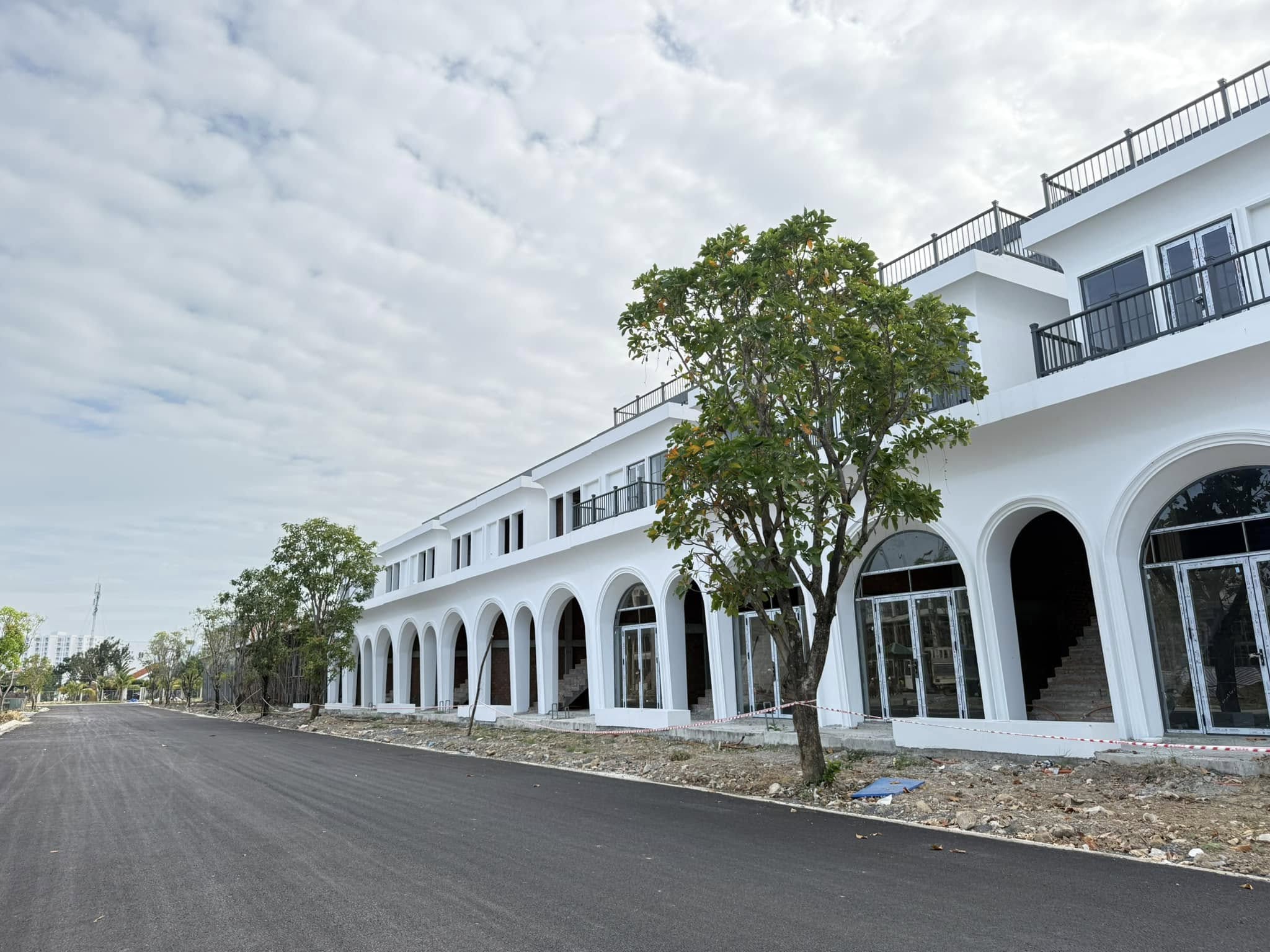 Nhà phố KVG Mozzadiso Nha Trang đang hoàn thiện xây dựng