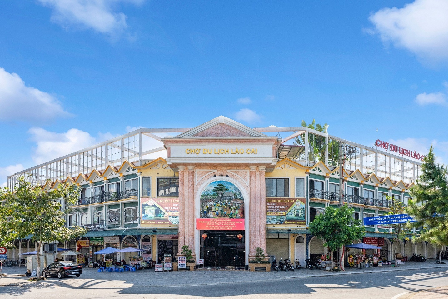 Cổng chính Chợ Du lịch Lào Cai đường Nguyễn Huệ
