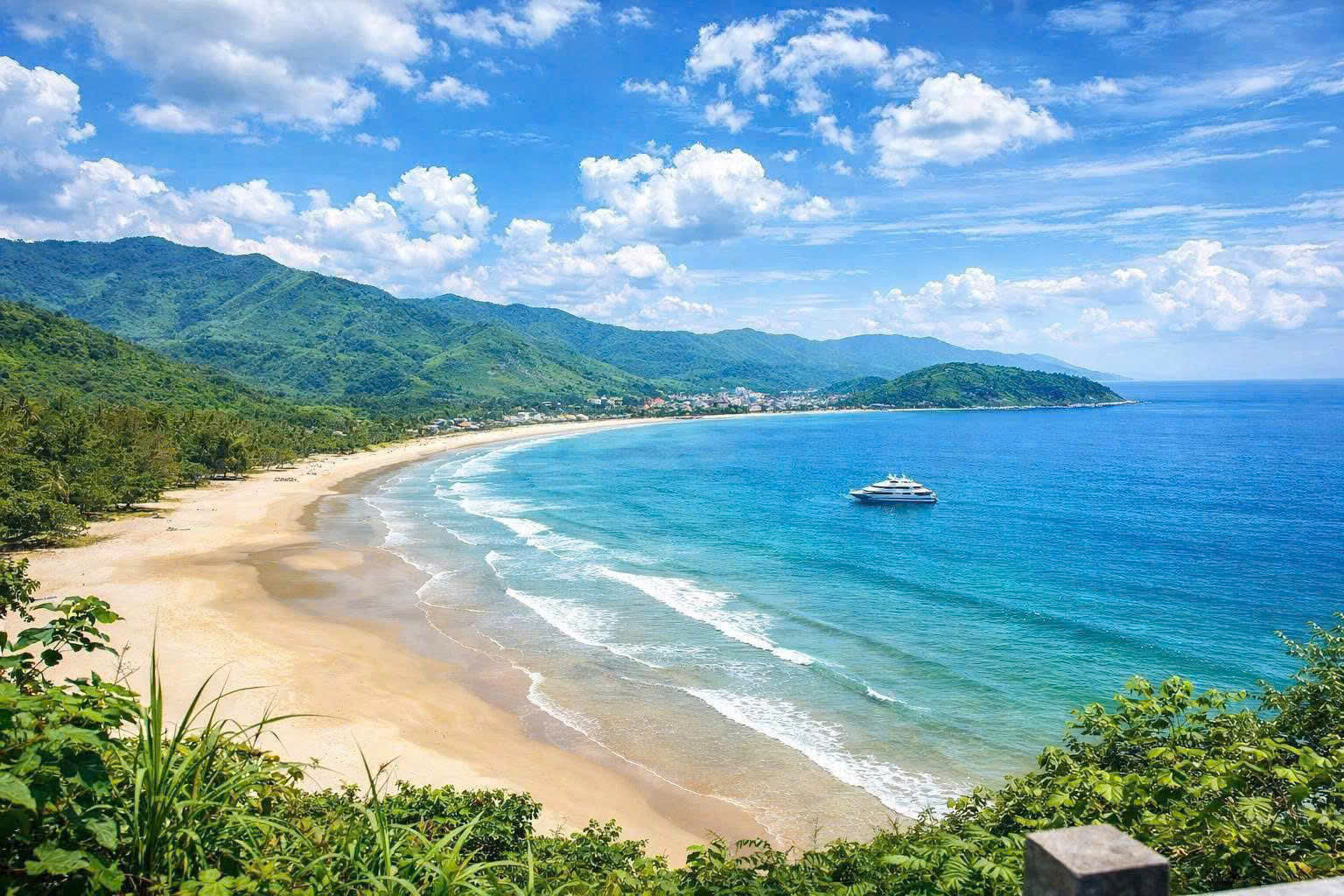 Biển xanh, cát trắng, nắng vàng, mây trắng, núi non trùng điệp ở chân Đèo Hải Vân